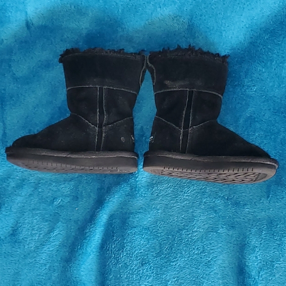 Size 6 Toddler ugg boots - Picture 5 of 8